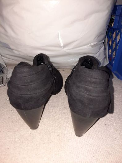 black heals, size 5