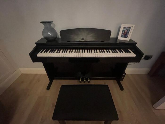 Digital Piano with stool & headphones