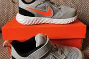 Boys Nike runners NEW size UK 8.5