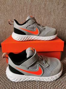 Boys Nike runners NEW size UK 8.5