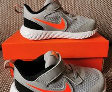 Boys Nike runners NEW size UK 8.5