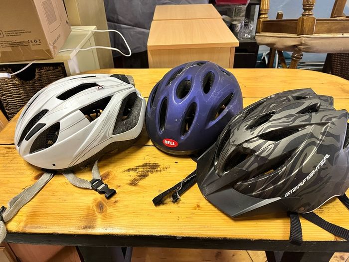 Set of 3 cycling helmets