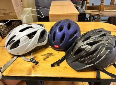 Set of 3 cycling helmets