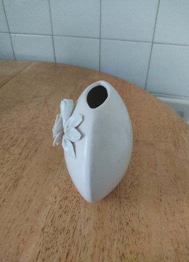 Unknown Vase in excellent condition with beautiful white roses