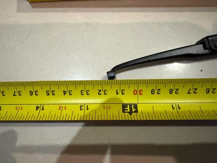 Rear wiper blade arm