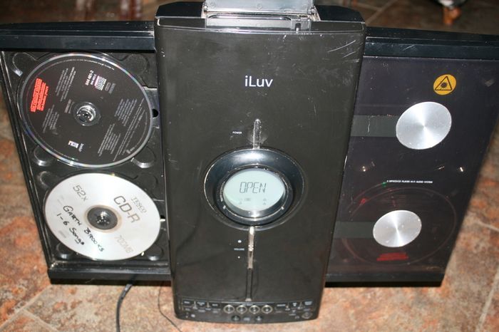 iLuv 4 disk CD player (in working order)