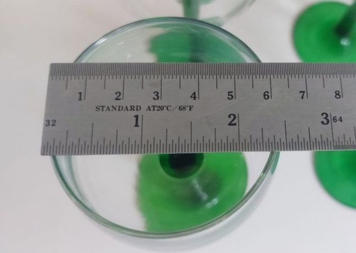 Fabulous Set of Four Vintage Retro Luminarc Long Emerald Green Stemmed Alsace White Wine Glasses, Made in France, Circa 1970, (Straight Stems)