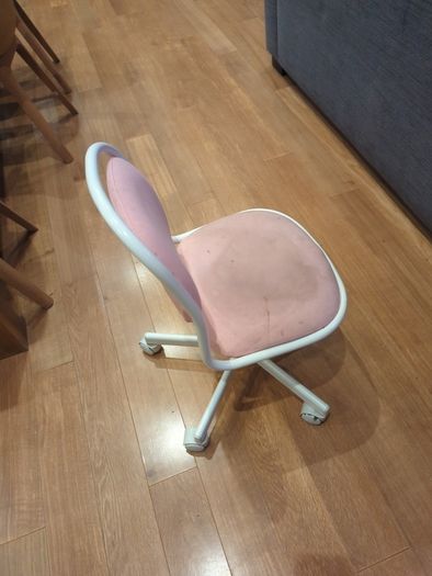 2 Kids desk chairs (pink & blue)