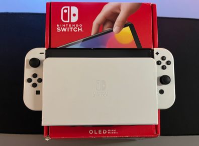 Nintendo Switch OLED & Carrying Case