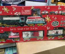 NEW Mickey Mouse Holiday Train Set by Lionel 38 Piece
