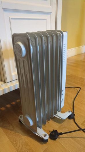 Daewoo 7-Fin 1500W Oil-Filled Radiator - Thermostat, Dual Heat Settings, Castors - Excellent Condition