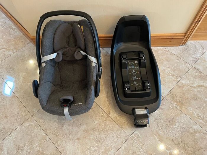Maxi-Cosi Car Seat + ISOFIX Base