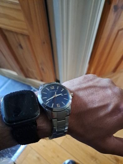 ACCURIST  mens hands glow in dark.