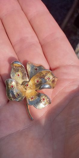 Vintage jewelry is sold individually for 5 to 10 euros