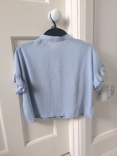 Boohoo blue ruffled cropped blouse