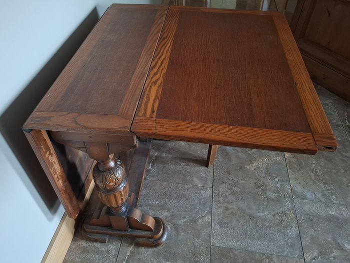 Foldable dining table needs a little work