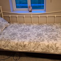 Metal Frame Day Bed complete with mattress
