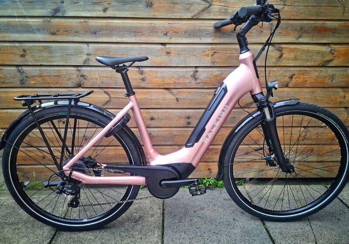 Raleigh Motus Tour E-City Bike, Pink, Medium 51cm