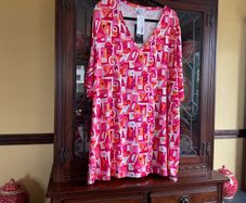 KJBRAND   FURTHER. REDUCED  New Top  in shades of pink orange and white . With a v neck and short sleeves. Length is 33 inches