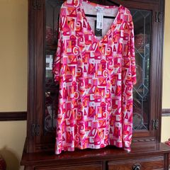 KJBRAND   FURTHER. REDUCED  New Top  in shades of pink orange and white . With a v neck and short sleeves. Length is 33 inches