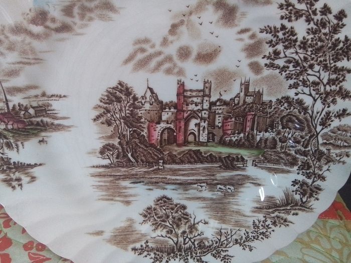 Five Johnson Bros Ancient Towers 22cm Plate