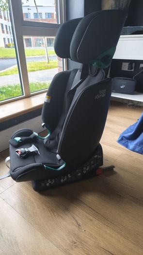 Britax romer No damage  4yrs to 12yrs  Isofix and seat strap. 5 point harness and seatbelt use.