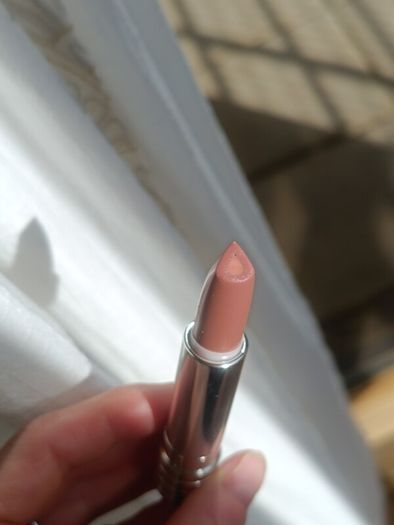 Clinique dramatically different lipstick in 04 Canoodle