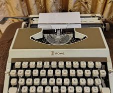 Vintage Royal 202 Manual Typewriter with Case
