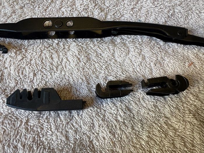 Rear wiper blade arm