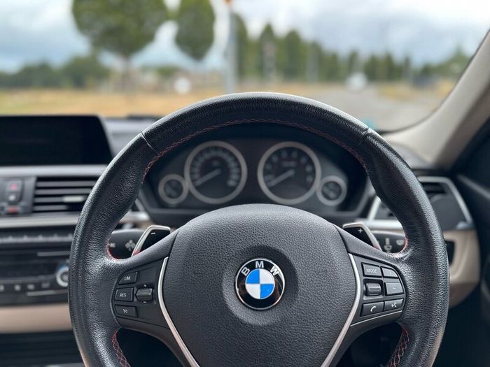 BMW 330e // Low mileage // Perfect condition