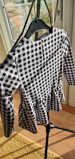 A fab Girls Top New Condition Age 8 to 9 Yrs