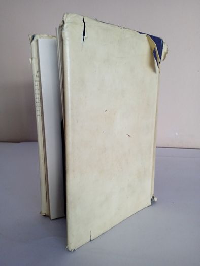 Leabhar na n-iongantas by Richard Haliburton. Translated by Padraig O' Moghrain (HQ153)