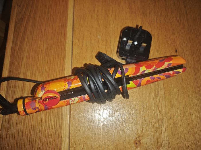Amika hair straightener model AM1855