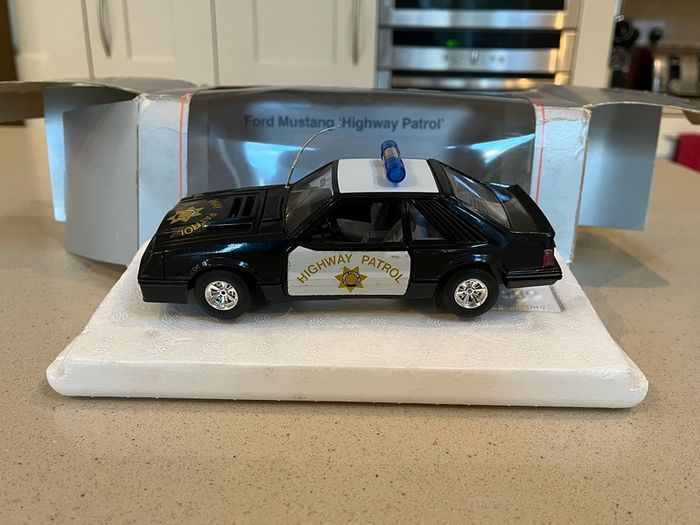 Ford Mustang Police 1/24 Ford Dealer Burago