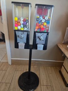Double capsule vending machine