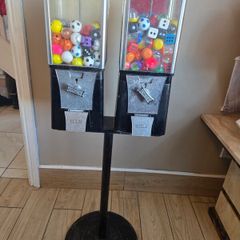 Double capsule vending machine