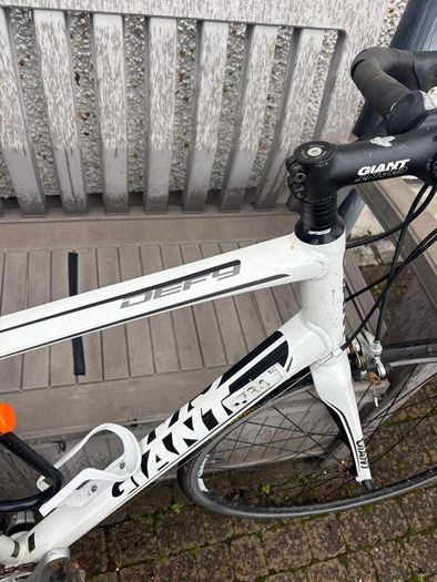 Giant Defy white aluminium road bike