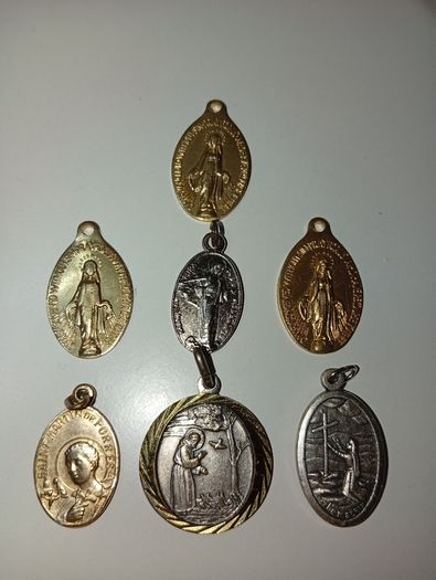 Small St Francis of Assisi religious medal with Italian blessing on the back plus other religious medals