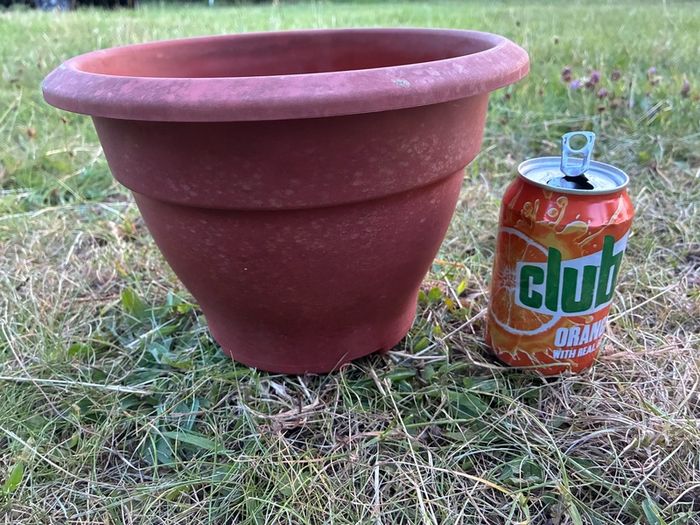 Plastic flower pot
