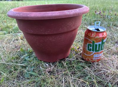 Plastic flower pot