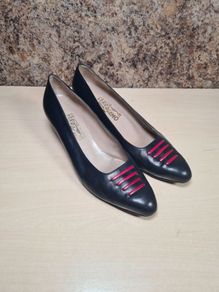 Vintage SALVATORE FERRAGAMO leather shoes mid heels slip on pointy toe navy red Size UK 7 AA very narrow EU 40 (AT1)
