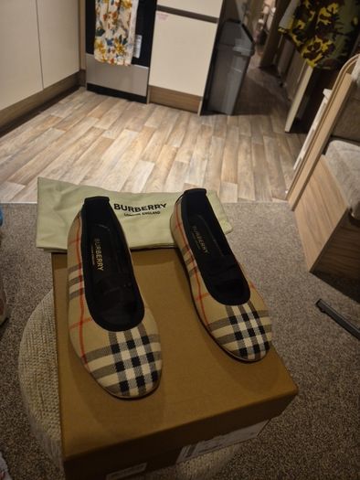 Burberry girls shoes