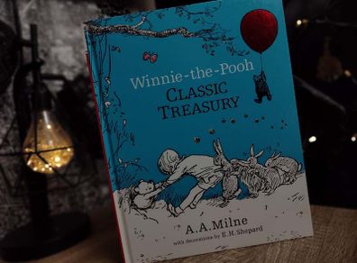 Winnie-the-Pooh ! Classic Treasury ! By A. A. Milne ! Hardcover ! 2017 ! by Egmont Publishing !