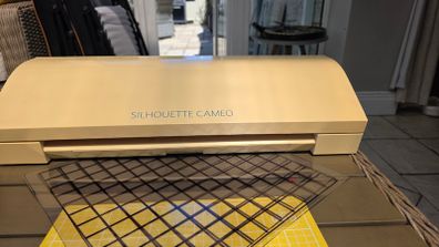 Silhouette Cameo 3 & sizzik machine