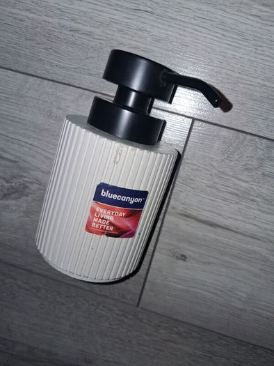 Only 2 Euro Each Picture Or 3 For Only 4 Euro!! - D.K.N.Y. & IKEA & Now Added - Bluecanyon Berkeley Soap Dispenser - Colour - Almond - Size - 9cm x 9cm x 15.2cm - RRP - 15.60 Sterling