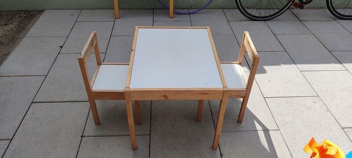 Kids table and chairs