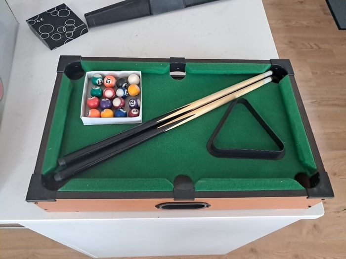 Table top pool table