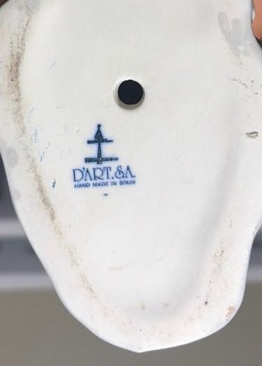 Vintage porcelain hunting dog figurine with a bird in its mouth, made by D'Art SA in Spain