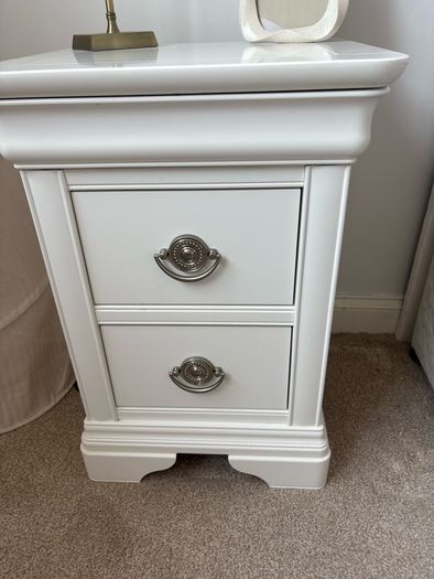 2 bedside lockers