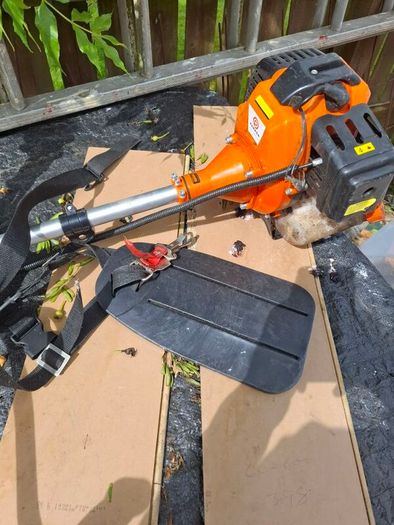 petrol hedge cutter and strimmer